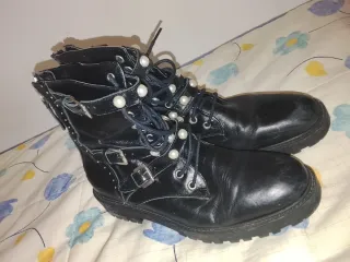 Botines negros mujer con perlas y hebillas