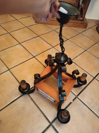 Lampada di ferro, legno e piastrelle