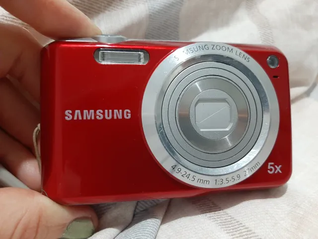 Fotocamera Samsung Rossa con Obiettivo Zoom 5x