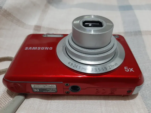 Fotocamera Samsung Rossa con Obiettivo Zoom 5x