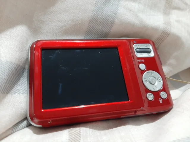 Fotocamera Samsung Rossa con Obiettivo Zoom 5x