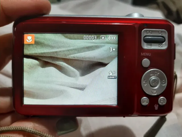 Fotocamera Samsung Rossa con Obiettivo Zoom 5x