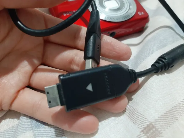 Fotocamera Samsung Rossa con Obiettivo Zoom 5x