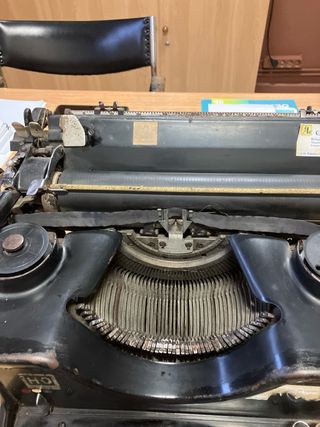 Máquina de escribir antigua H.Q.