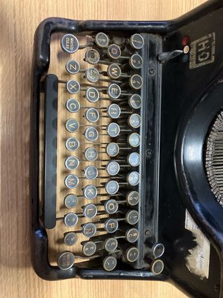 Máquina de escribir antigua H.Q.