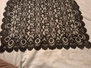 Mantilla de encaje negro antigua