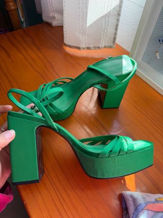 Sandalias Stradivarius verdes tacón plataforma