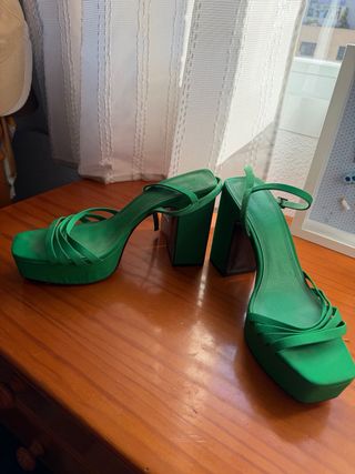 Sandalias Stradivarius verdes tacón plataforma