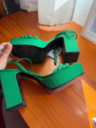 Sandalias Stradivarius verdes tacón plataforma