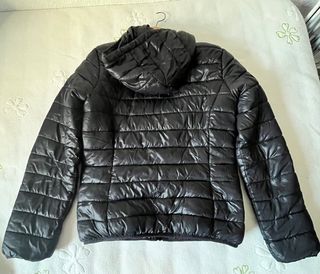 Chaqueta negra con capucha