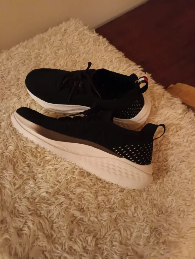 Scarpe da tennis nere e bianche,indossate1volta.