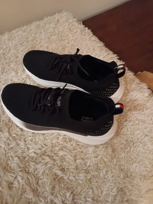 Scarpe da tennis nere e bianche,indossate1volta.