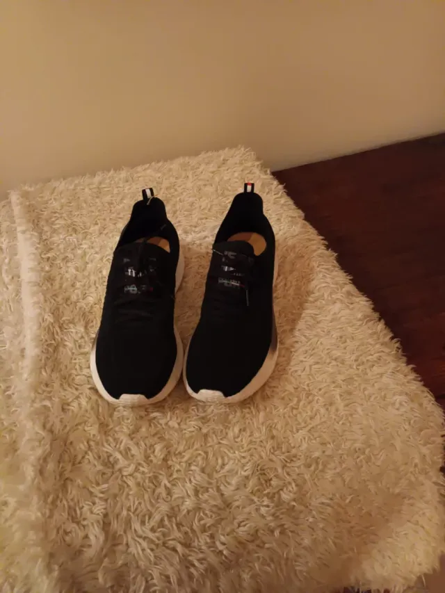 Scarpe da tennis nere e bianche,indossate1volta.