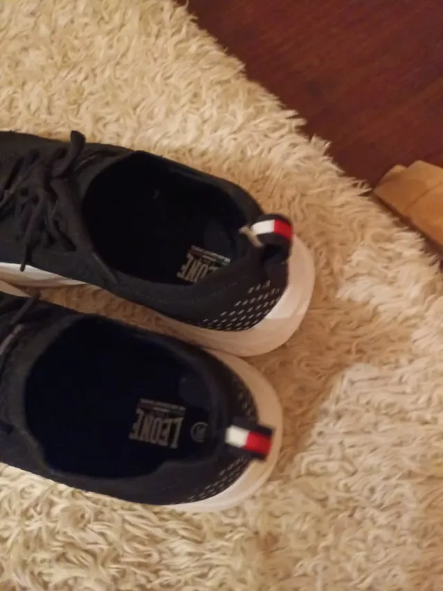 Scarpe da tennis nere e bianche,indossate1volta.