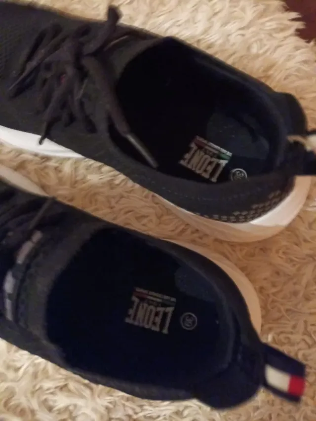 Scarpe da tennis nere e bianche,indossate1volta.