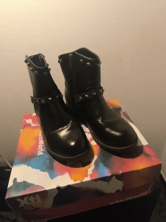 Botines negros con cremallera y tachuelas