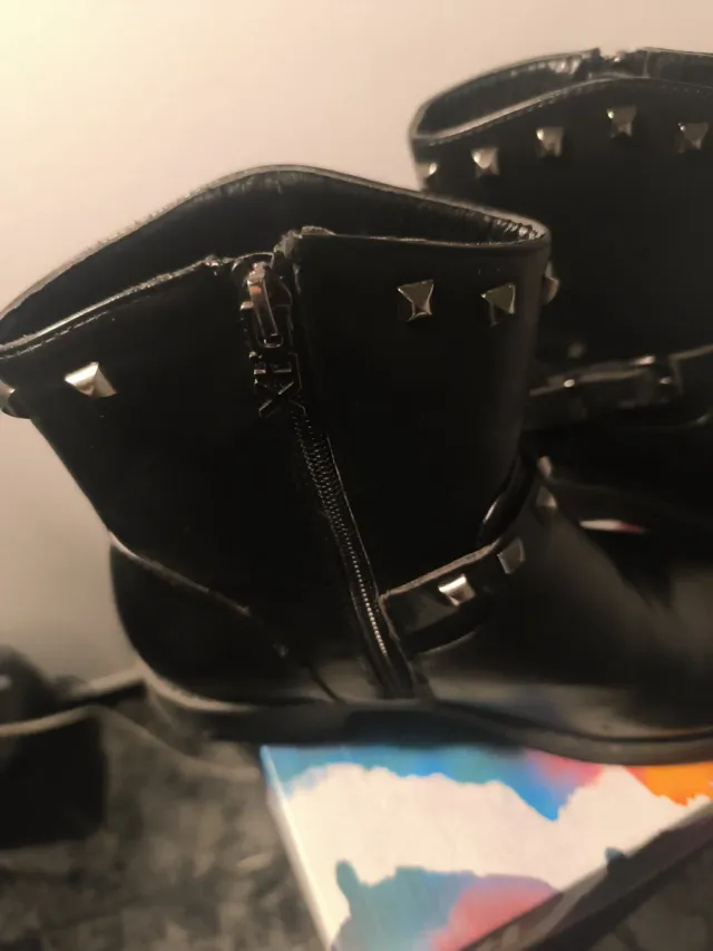 Botines negros con cremallera y tachuelas