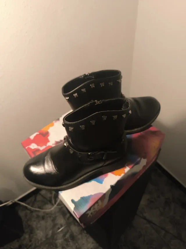 Botines negros con cremallera y tachuelas