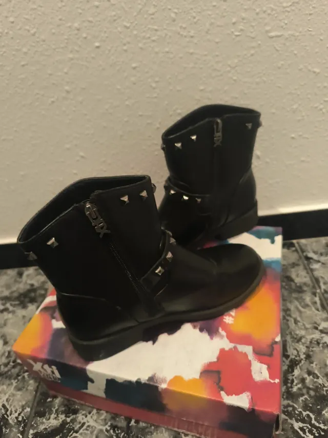 Botines negros con cremallera y tachuelas