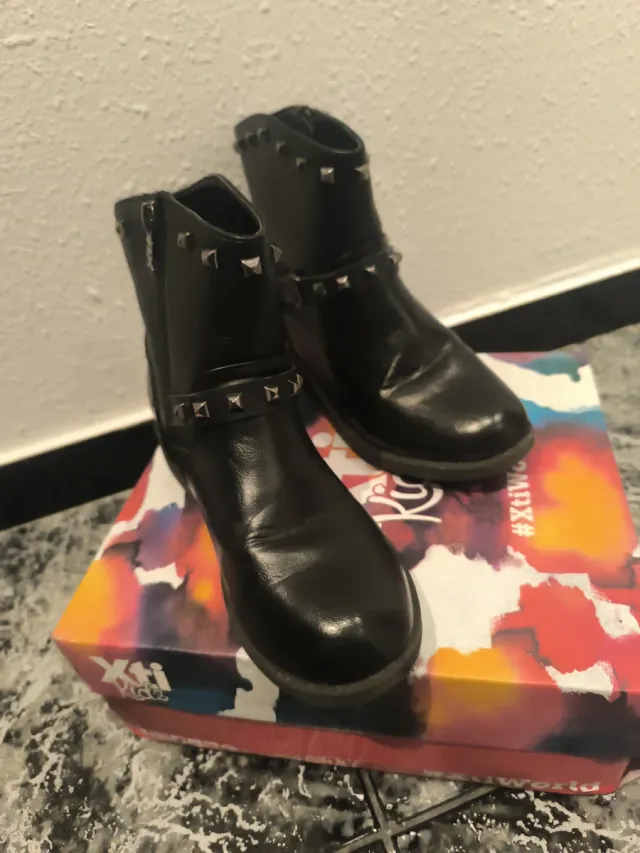 Botines negros con cremallera y tachuelas