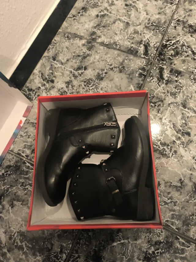 Botines negros con cremallera y tachuelas