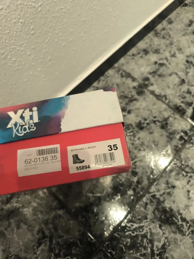 Botines negros con cremallera y tachuelas