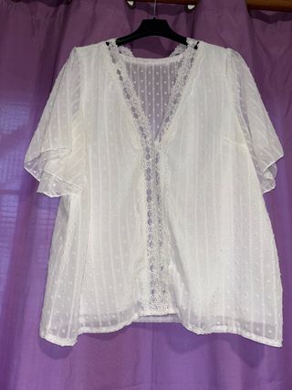 Blusa blanca con encaje