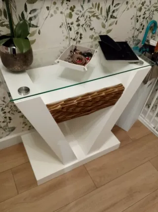 Recibidor moderno madera y cristal.