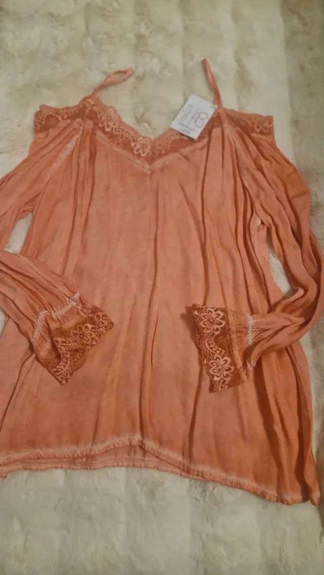 Blusa salmón con encaje