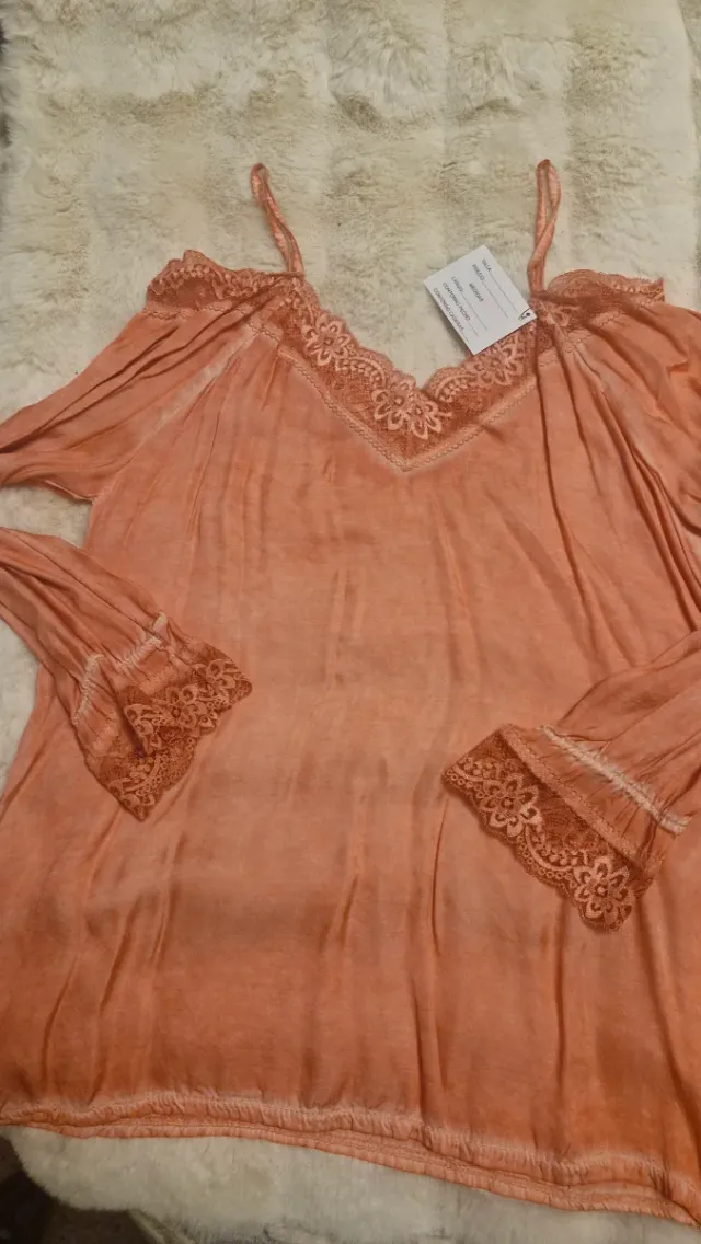 Blusa salmón con encaje