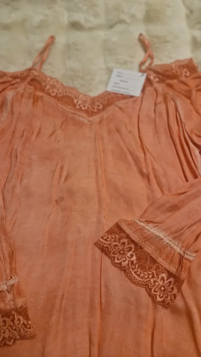 Blusa salmón con encaje