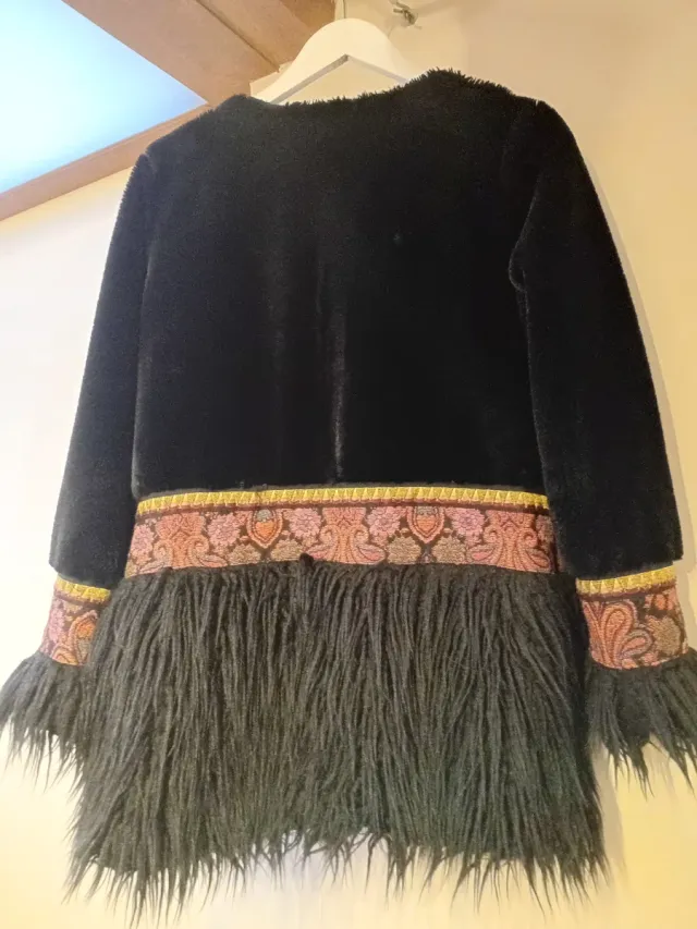 Abrigo boho negro de  terciopelo y peluche
