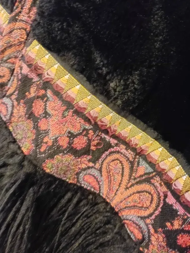 Abrigo boho negro de  terciopelo y peluche