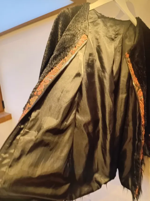 Abrigo boho negro de  terciopelo y peluche