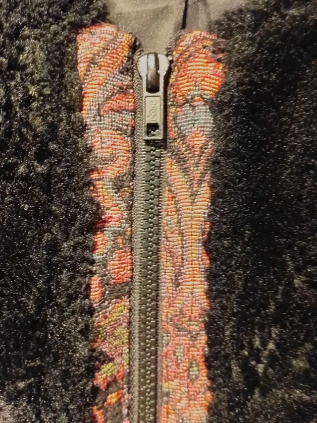 Abrigo boho negro de  terciopelo y peluche