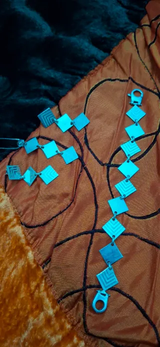 Conjunto de plata con diseño geométrico