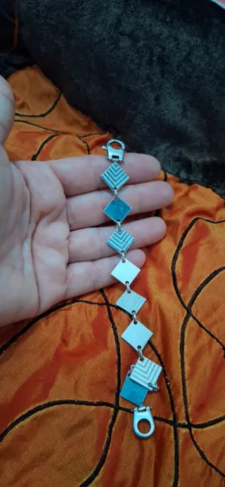 Conjunto de plata con diseño geométrico