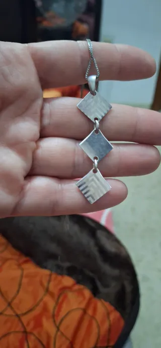 Conjunto de plata con diseño geométrico