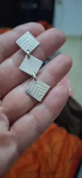 Conjunto de plata con diseño geométrico