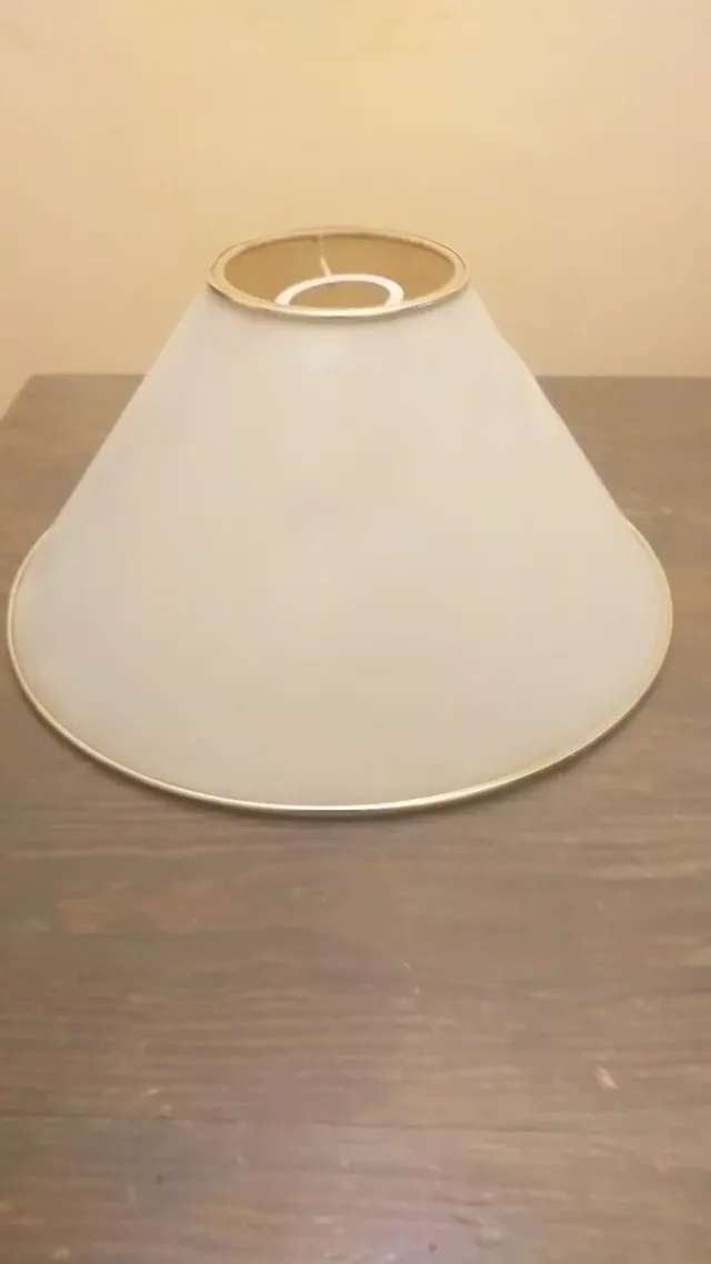 Tela de lâmpada bege e dourada