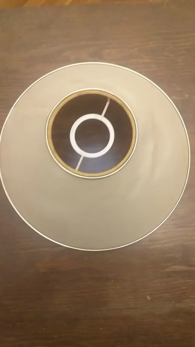 Tela de lâmpada bege e dourada