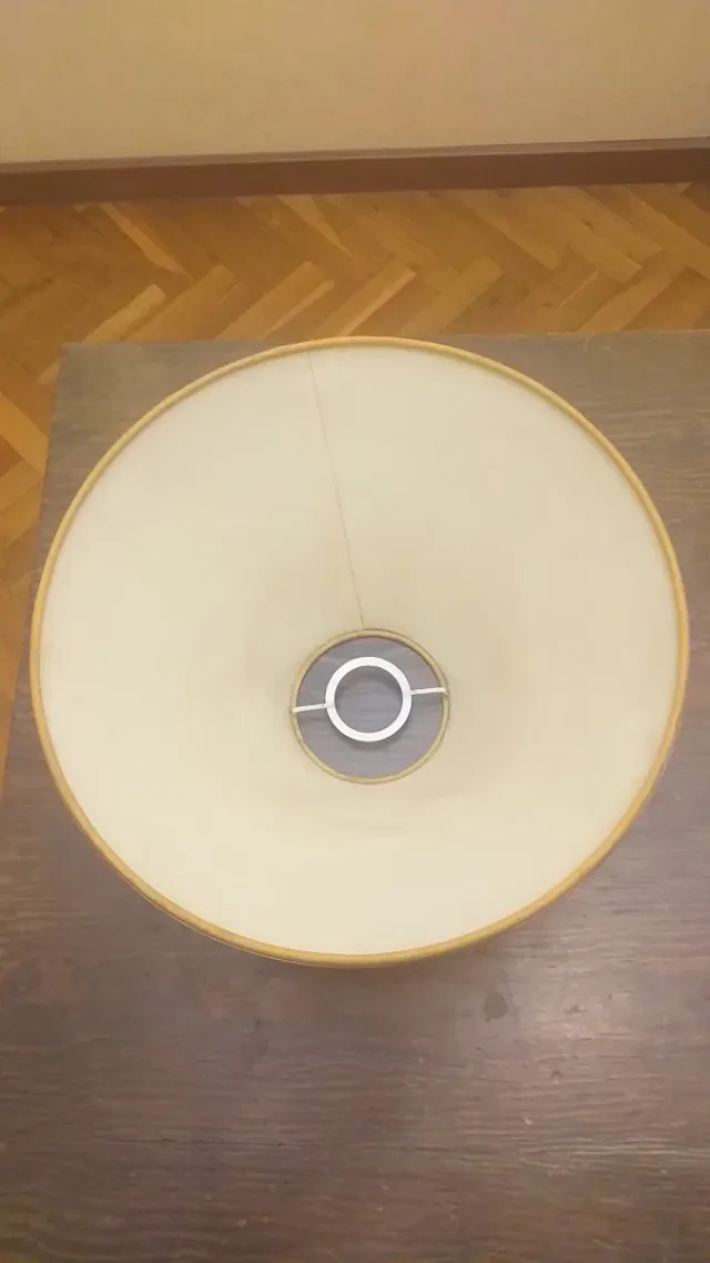 Tela de lâmpada bege e dourada