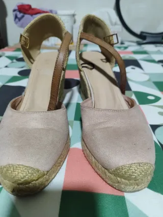 Sandalias de cuña beige y marrón
