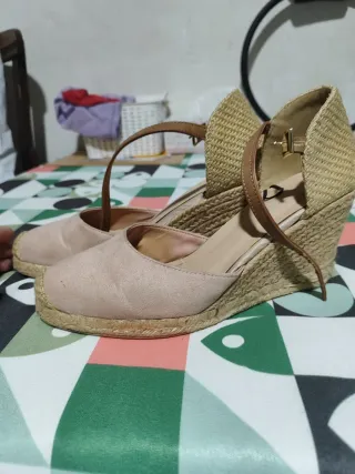 Sandalias de cuña beige y marrón