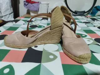 Sandalias de cuña beige y marrón