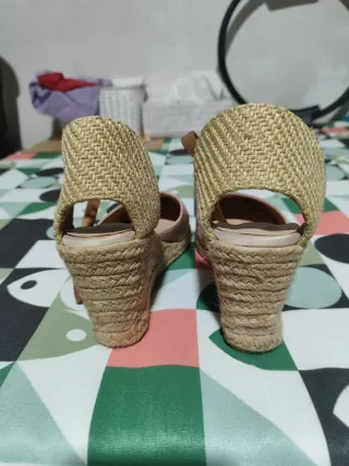Sandalias de cuña beige y marrón