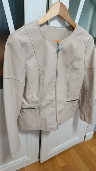 Chaqueta beige mujer
