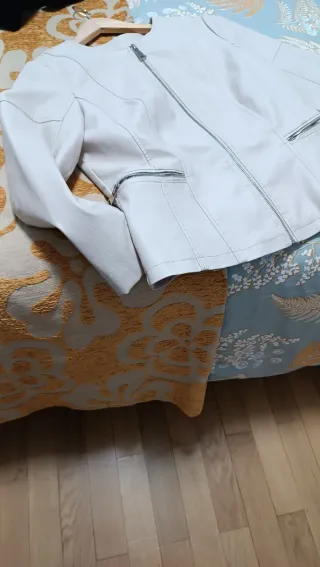 Chaqueta beige mujer