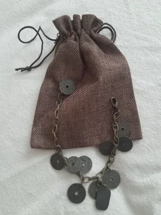 Pulsera con monedas y bolsa marrón