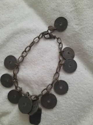 Pulsera con monedas y bolsa marrón